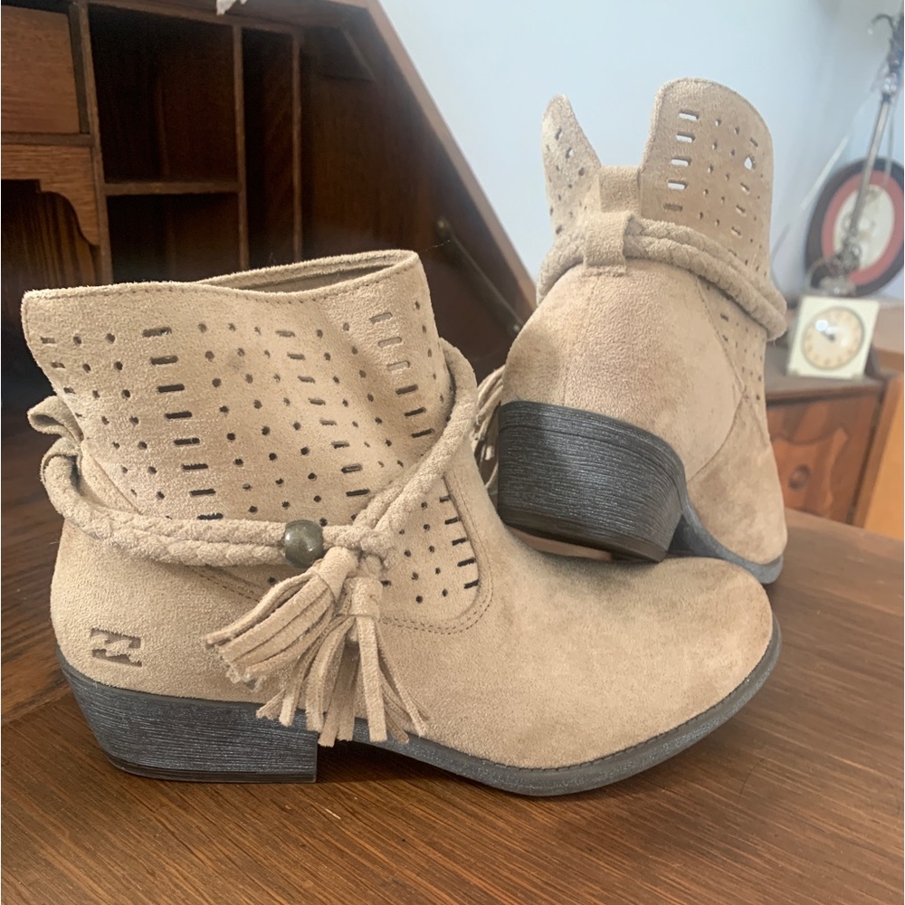 Tan suede Billabong booties